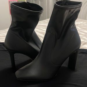 Aldo never worn Faux leather size 10 zip up heels!